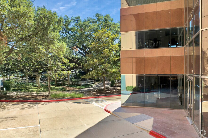 2603 Augusta Dr, Houston, TX à louer - Photo du bâtiment - Image 2 de 25