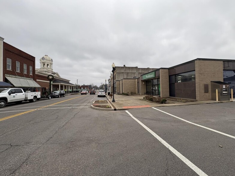 128 S Main St, Lawrenceburg, KY for sale - Building Photo - Image 2 of 12