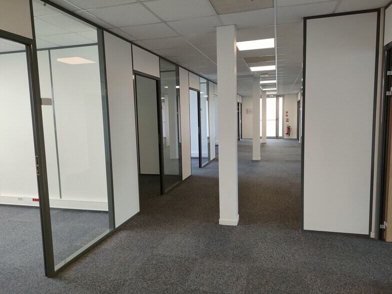 Office in Canéjan for lease - Building Photo - Image 2 of 11