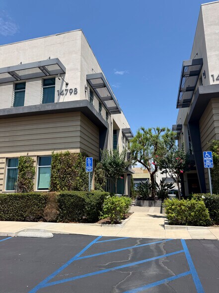 14798 Pipeline Ave, Chino Hills, CA à louer - Photo du bâtiment - Image 2 de 12