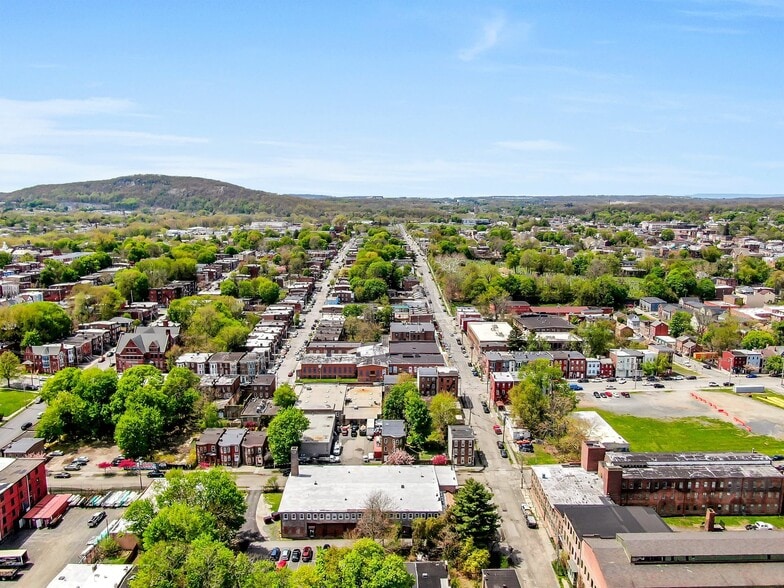24 Johnes St, Newburgh, NY à louer - Photo du bâtiment - Image 3 de 97
