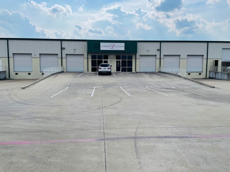 1121 Sturgeon Ct, Arlington, TX for lease - Building Photo - Image 1 of 19