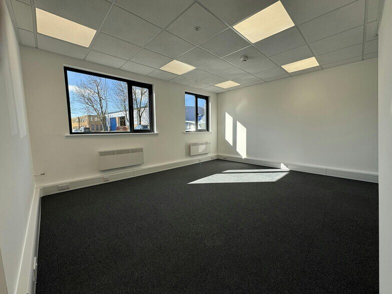 Saddleback Rd, Northampton à louer - Photo du bâtiment - Image 3 de 16