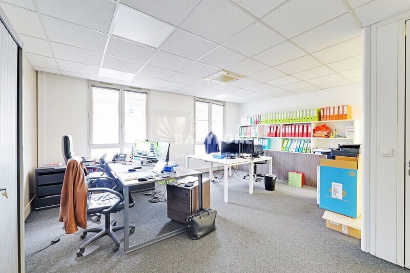 Bureau dans Neuilly-sur-Seine à louer - Photo du bâtiment - Image 2 de 9