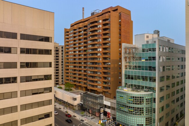 Plus de détails pour 77-81 St Clair Ave E, Toronto, ON - Bureau, Commerce de détail à louer