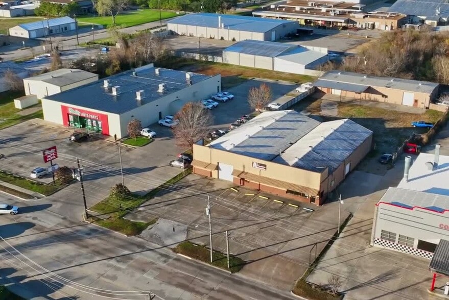3215 N Main St, Baytown, TX à vendre - Vidéo sur l’inscription commerciale - Image 2 de 13