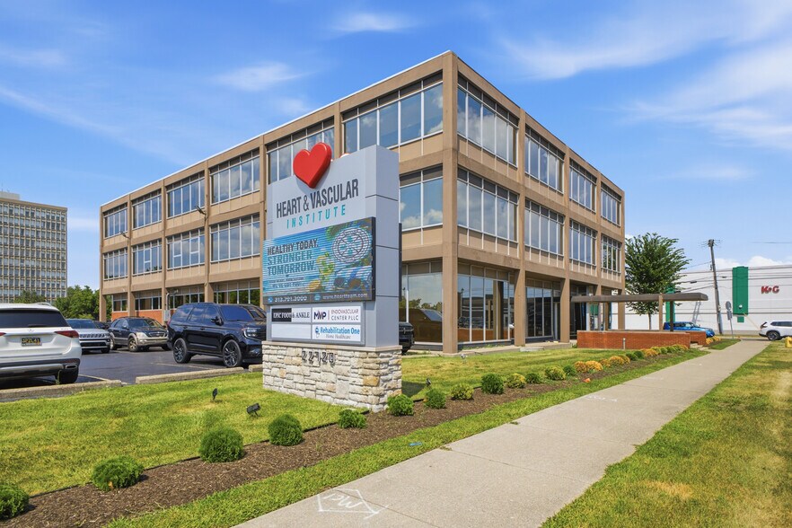 22720 Michigan Ave, Dearborn, MI à louer - Photo du bâtiment - Image 3 de 46