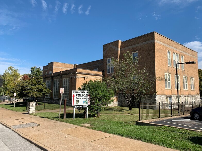 711 Kingsland Ave, University City, MO à louer - Photo du bâtiment - Image 2 de 6