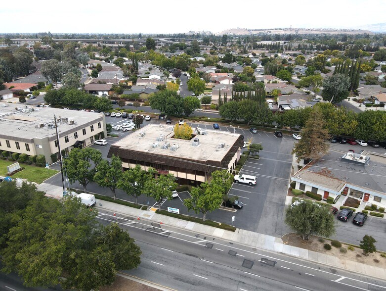 835 Blossom Hill Rd, San Jose, CA à louer - Photo du bâtiment - Image 2 de 12