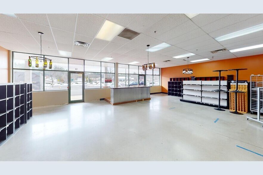 614 Nashua St, Milford, NH for lease - Interior Photo - Image 2 of 19