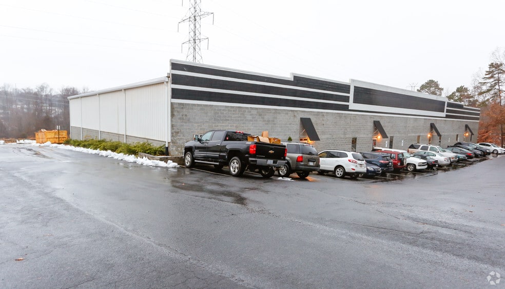 128 Commercial Dr, Mooresville, NC for lease - Building Photo - Image 2 of 18