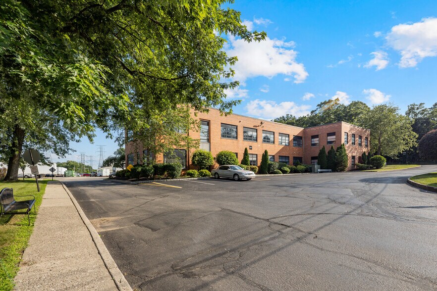 65 Ramapo Valley Rd, Mahwah, NJ à louer - Photo du bâtiment - Image 3 de 25