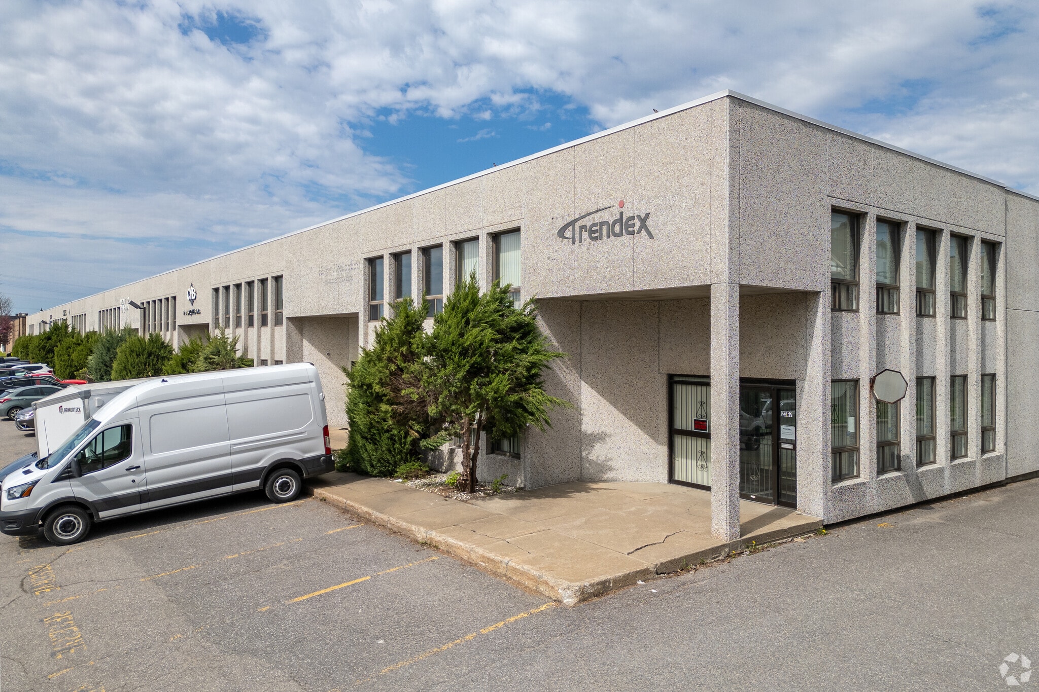 2369-2395 Rue Rue Guénette, Saint-Laurent, QC à vendre Photo principale- Image 1 de 11