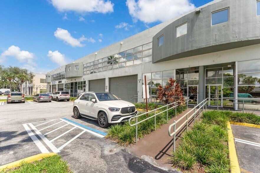 2201 NW 102nd Pl, Miami, FL à vendre - Photo du bâtiment - Image 2 de 34
