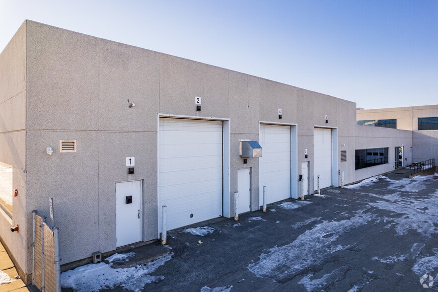 2425 Pitfield, Montréal, QC for lease - Building Photo - Image 3 of 18