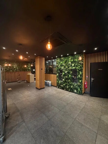 Retail in Saint-Denis for lease - Interior Photo - Image 2 of 6