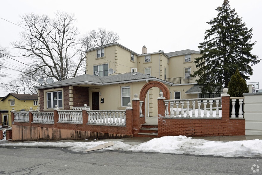 69 Starbuck St, Staten Island, NY for sale - Primary Photo - Image 1 of 52