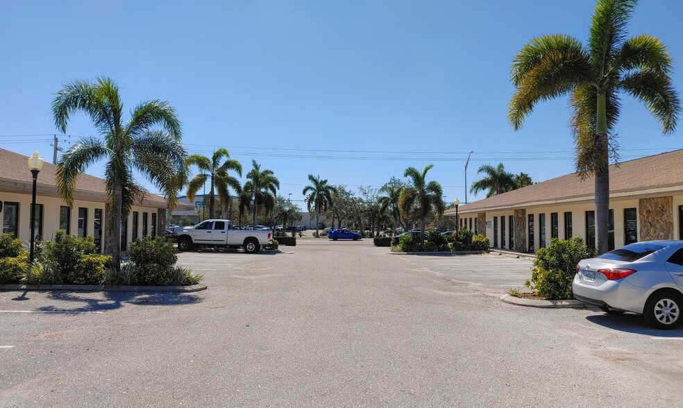 6404 Manatee Ave W, Bradenton, FL for lease - Building Photo - Image 3 of 8