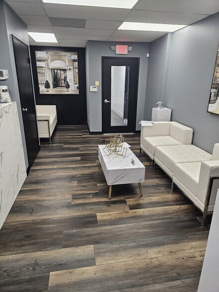 200 Craig Rd, Manalapan Township, NJ à louer - Photo intérieure - Image 2 de 11