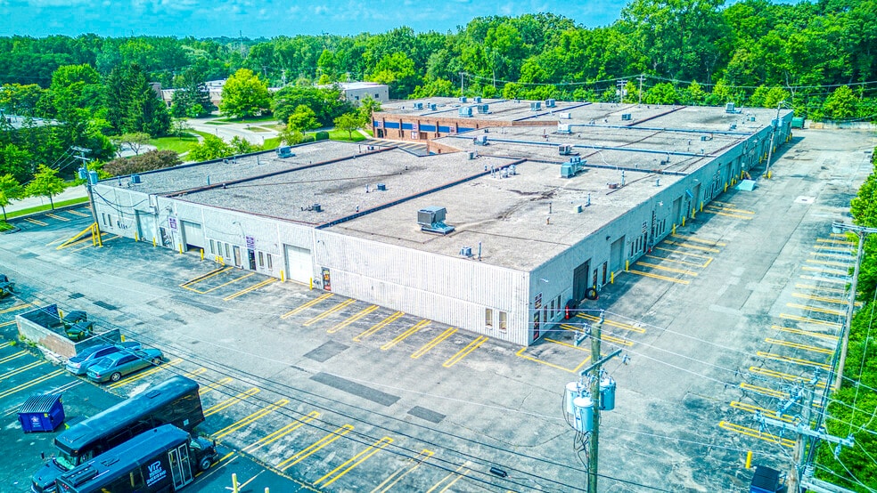 21421 Hilltop St, Southfield, MI à louer - Photo du bâtiment - Image 3 de 5