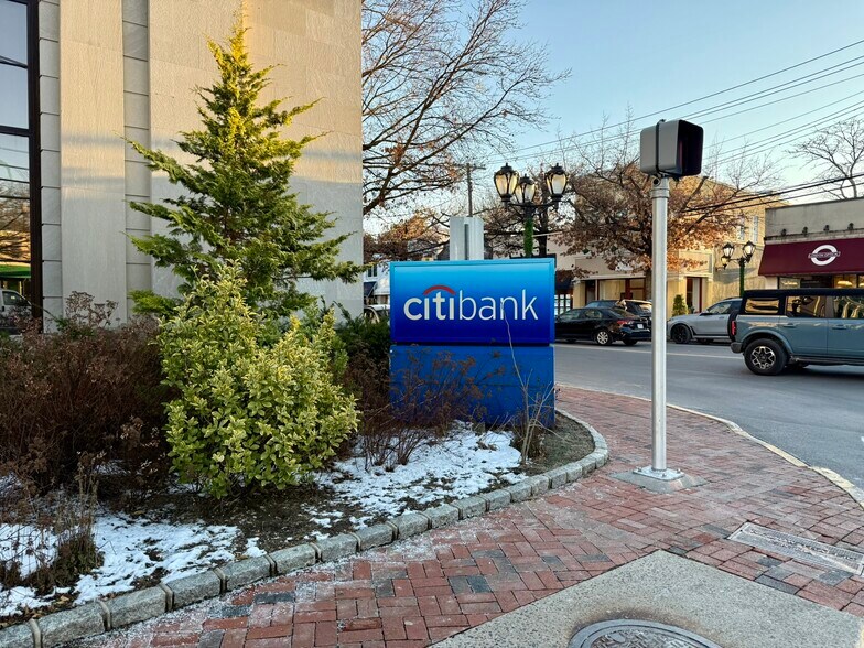 4 Grace Ave, Great Neck, NY à louer - Photo du bâtiment - Image 2 de 17