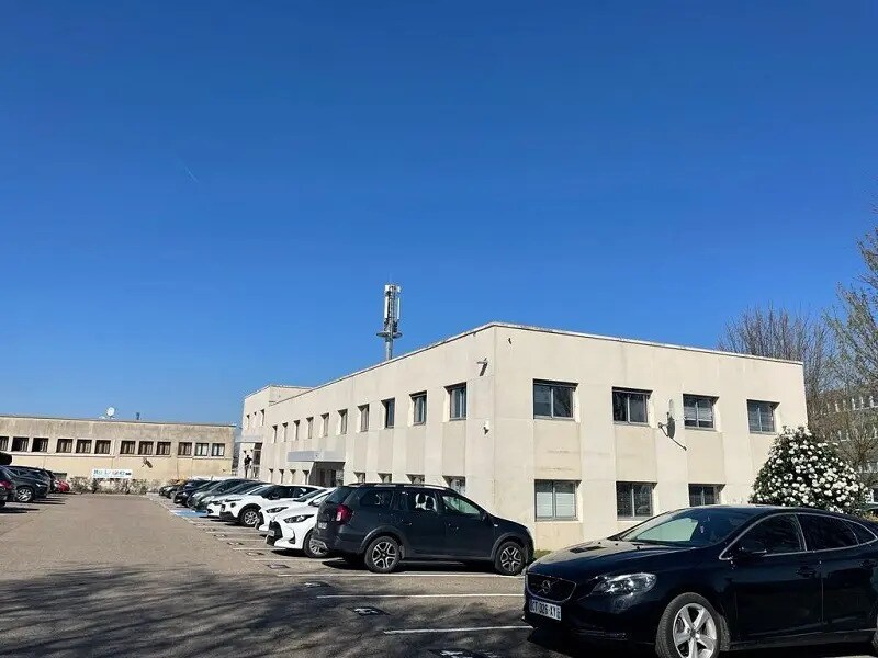 Office in Plaisir for lease Primary Photo- Image 1 of 6