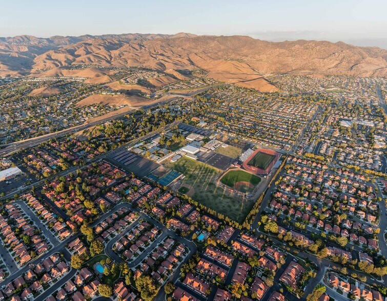 SWC of Erringer Rd & Simi Town Center Way, Simi Valley, CA à louer - Aérien - Image 3 de 5