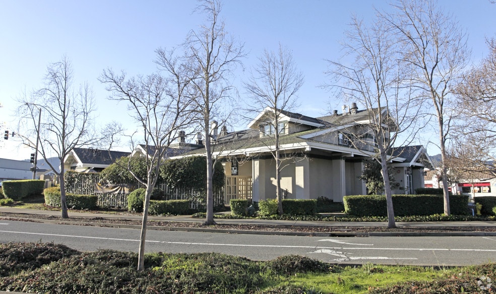 15 Rowland Way, Novato, CA à louer - Photo du bâtiment - Image 1 de 13