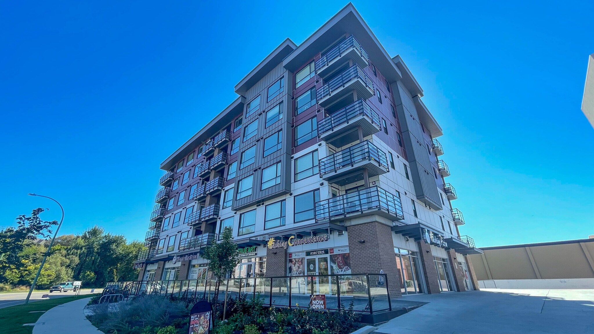 1925 Enterprise Way, Kelowna, BC à vendre Photo du bâtiment- Image 1 de 2
