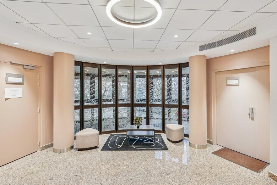 Bureau dans Charenton-le-Pont à louer - Photo du bâtiment - Image 3 de 15