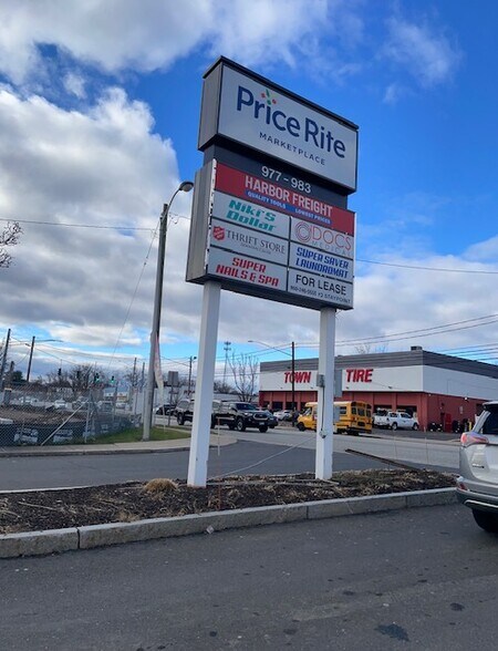 983 New Britain Ave, West Hartford, CT à louer - Photo du bâtiment - Image 2 de 6