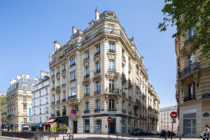 Immeuble residentiel dans Paris à vendre - Photo principale - Image 1 de 2