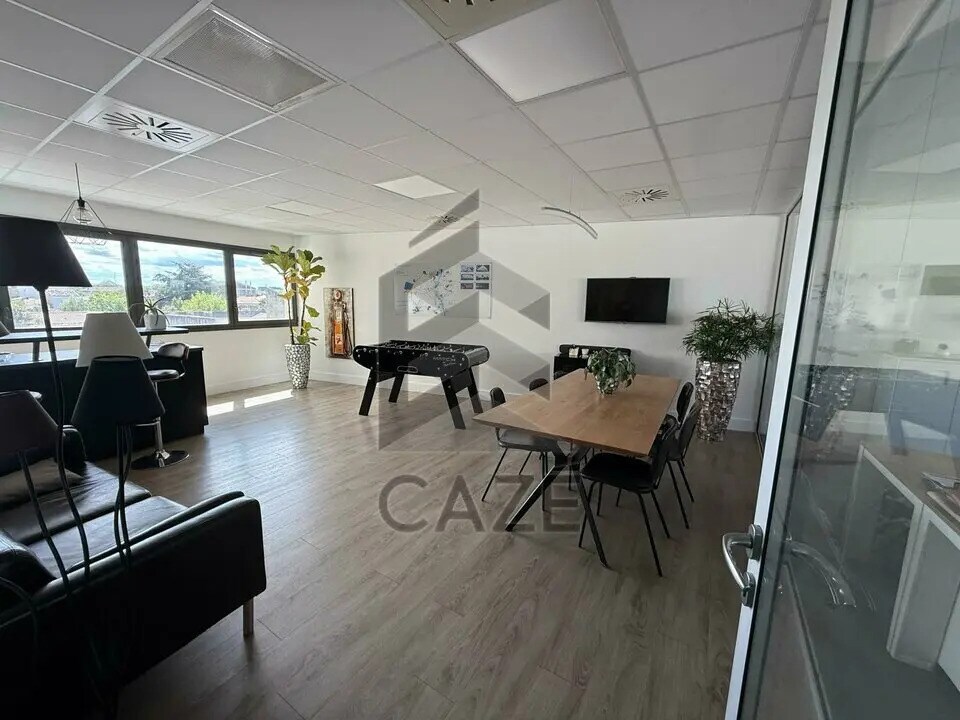 Office in Bordeaux for lease Interior Photo- Image 1 of 7