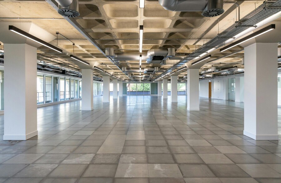 Breakspear Way, Hemel Hempstead for lease - Building Photo - Image 2 of 34