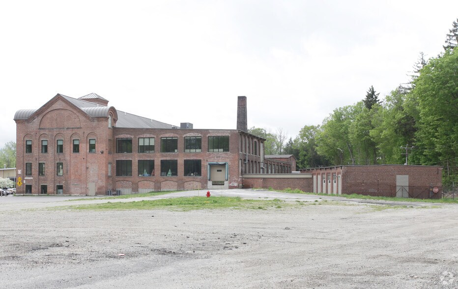 125 Pecks Rd, Pittsfield, MA for sale - Primary Photo - Image 1 of 8