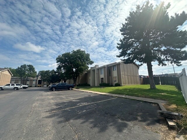 6321 E 9th St, Tulsa, OK à vendre - Photo du bâtiment - Image 3 de 12