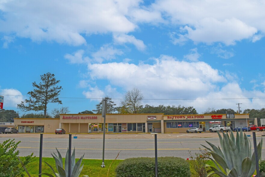 915-929 Main St, Liberty, TX à louer - Photo du bâtiment - Image 2 de 6