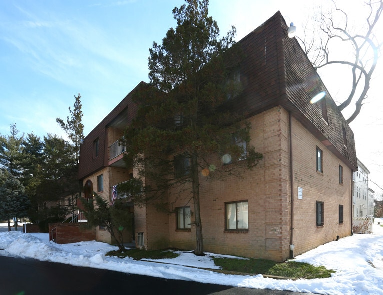 400 S Lansdowne Ave, Yeadon, PA à vendre - Photo principale - Image 1 de 25