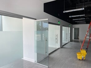 1000-1100 E Hallandale Beach Blvd, Hallandale Beach, FL à louer Photo intérieure- Image 1 de 21