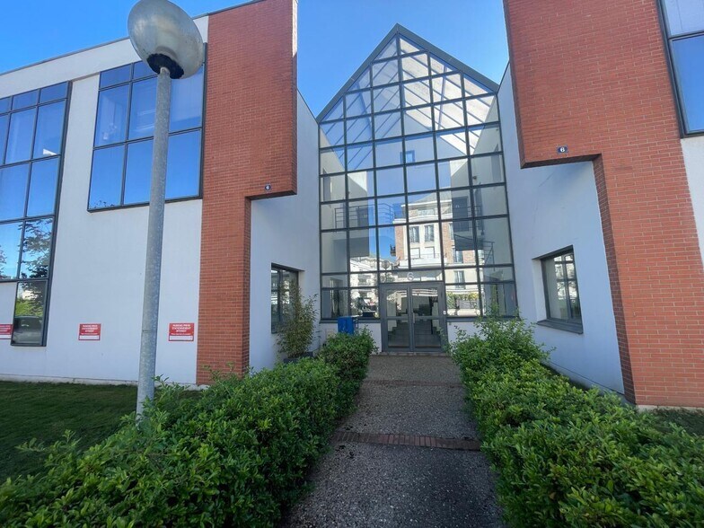 Bureau dans Saint-Gratien à louer - Photo du bâtiment - Image 1 de 14
