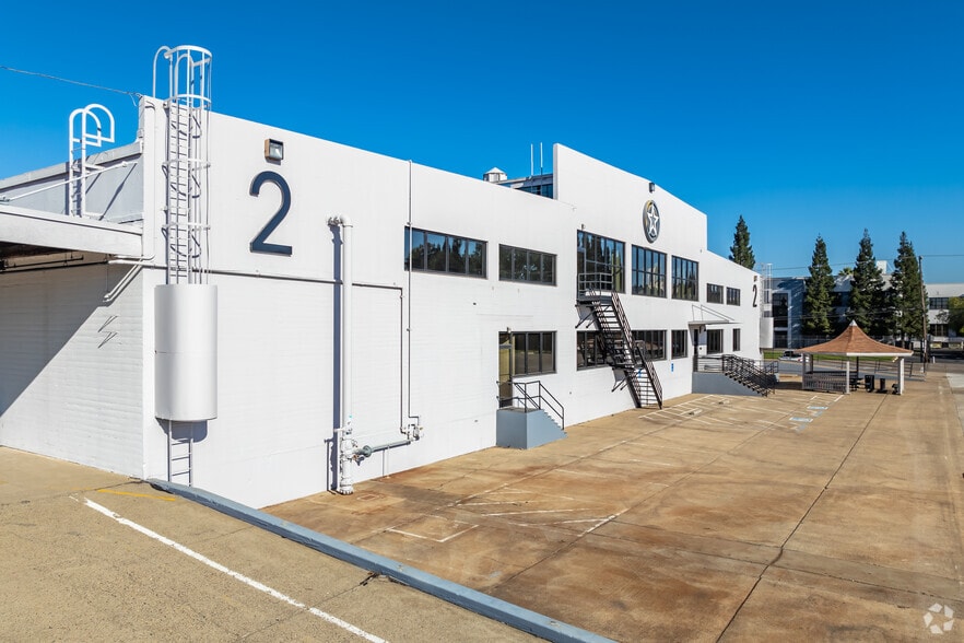 8200-8250 Ferguson Ave, Sacramento, CA for lease - Building Photo - Image 1 of 19