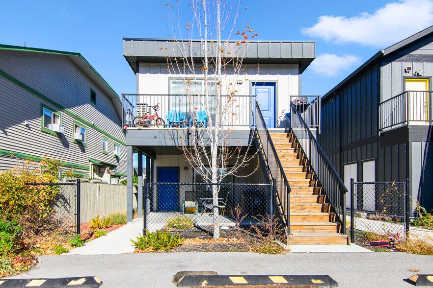 124 Calgary Av, Penticton, BC à vendre - Photo du bâtiment - Image 2 de 24