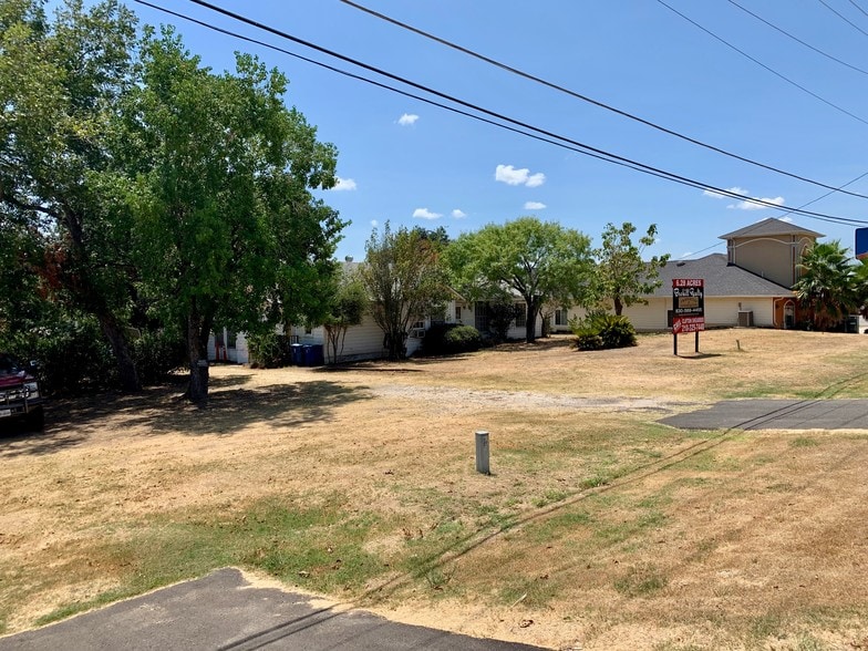 1157 W Oaklawn Rd, Pleasanton, TX for sale - Building Photo - Image 3 of 15