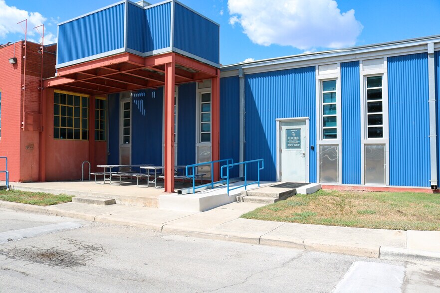 1400 S Flores St, San Antonio, TX à louer - Photo du bâtiment - Image 2 de 9