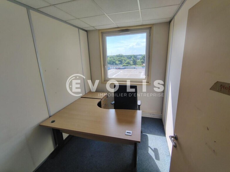 Office in Bondy for lease - Interior Photo - Image 3 of 8