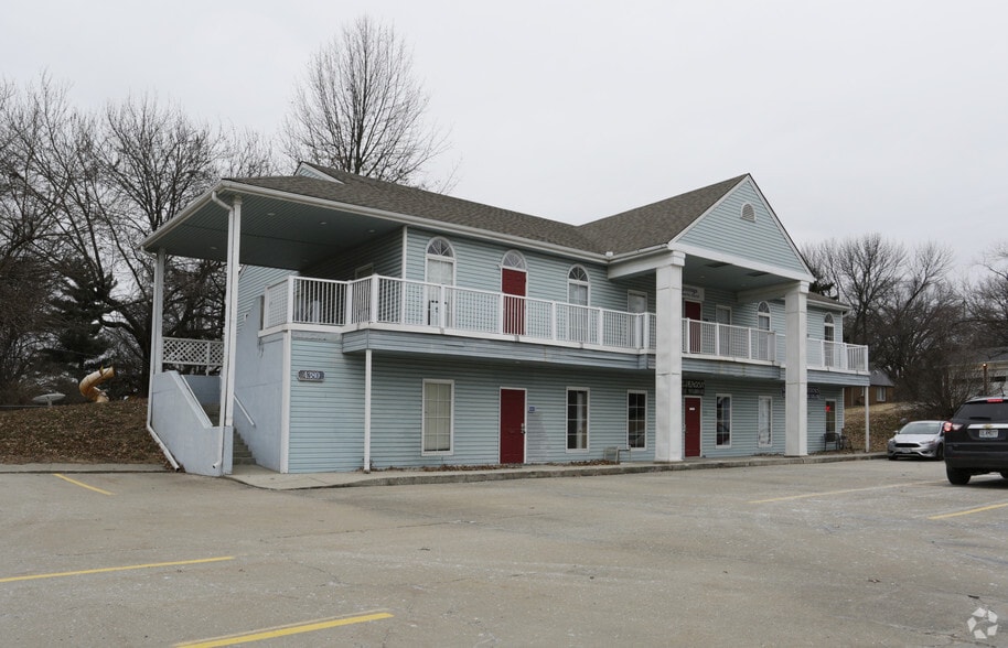 4380 N Oak Trfy, Kansas City, MO for sale - Primary Photo - Image 1 of 27