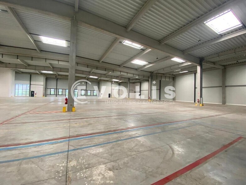 Flex in Sucy-en-Brie for lease - Interior Photo - Image 3 of 9
