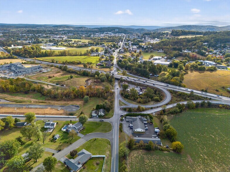 160 Spring Garden Dr, Bechtelsville, PA à vendre - Photo du bâtiment - Image 3 de 3