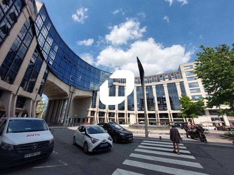 14 Place Georges Pompidou, Montigny-le-Bretonneux for lease - Building Photo - Image 2 of 16