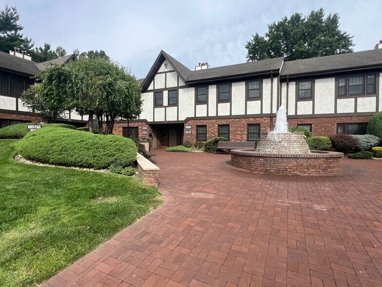 904 Pompton Ave, Cedar Grove, NJ à louer - Photo du bâtiment - Image 3 de 9